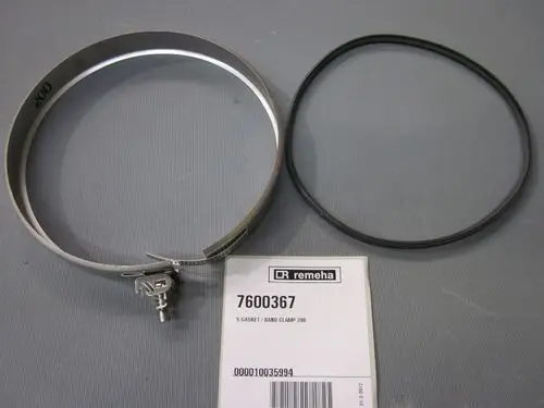 Klemmband und Packungsring in schwarz und silber, angebracht auf einem grauen Untergrund. Verpackung mit der Marke Remeha und Artikelnummer 7600367 sichtbar.